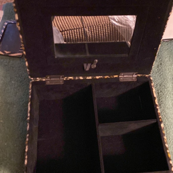 Jewel Box with plush Cheetah exterior - Picture 3 of 5